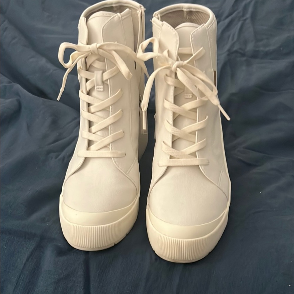 Cream Low-Top Sneakers with Minimalist Design